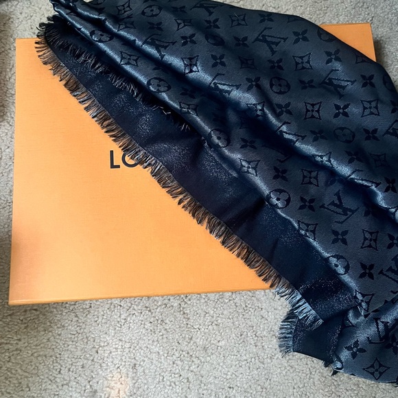 Louis Vuitton Monogram Shine Shawl - Picture 3 of 4